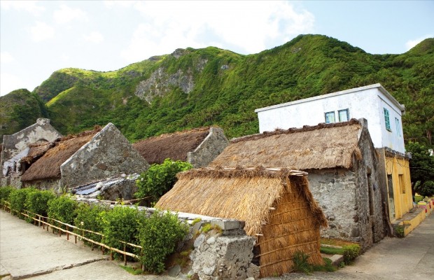 돌과 산호로 쌓은 벽에 코곤 잎으로 지붕을 올린 삽탕 섬의 이바탄 전통가옥 