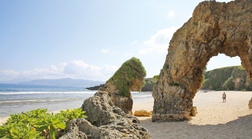 화이트 비치로 유명한 모롱해변의 아치모양 바위 
