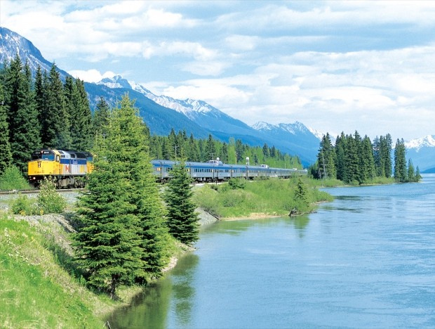 캐나다 동과 서를 잇는 비아레일. 철도여행은 캐나다의 낭만적인 풍경을 가장 잘 감상할 수 있는 여행코스 중 하나다.   
 