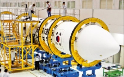 한국형 시험발사체 첫 공개… 액체엔진 연소시험 성공