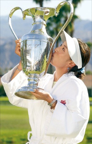 박지은이 2004년 LPGA 투어 메이저대회인 크래프트나비스코챔피언십을 제패한 뒤 우승컵에 입맞추고 있다. /한경DB 