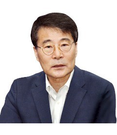 경기 악화에 인사개입 논란까지… 흔들리는 장하성 청와대 정책실장