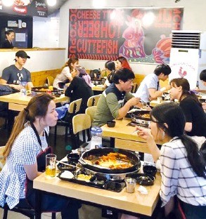 홍춘천치즈닭갈비·냉동삼겹살… 복고에 현대적 멋 더했더니 '북적'