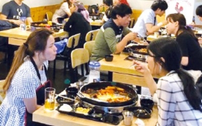 홍춘천치즈닭갈비·냉동삼겹살… 복고에 현대적 멋 더했더니 '북적'