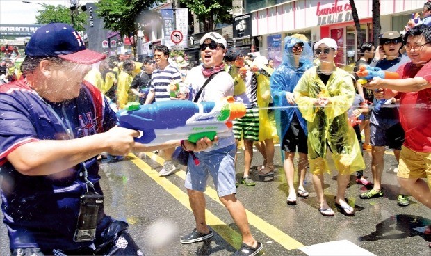 “더위야 가라” 신촌물총축제 