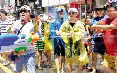 “더위야 가라” 신촌물총축제