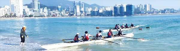 지난해 11월 부산 광안리 해양레포츠센터 앞바다에서 열린 ‘부산광역시조정협회장배 비치 조정선수권대회’에 출전한 대구경북카지노 찰리기술원(DGIST) 조정팀이 힘차게 노를 저으며 출발하고 있다.  /DGIST 제공 