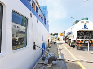 가스공사가 국내 첫 LNG추진선박인 인천항만공사 에코누리호에 LNG연료를 공급하고 있다.  