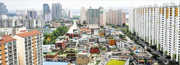 재건축 정비구역 지정을 추진 중인 서울 서부이촌동 이촌1재건축구역 일대. 용산구는 이촌1구역을 특별계획구역으로 지정하고 일부를 준주거지역으로 종상향해 859가구 규모의 새 단지를 짓는 정비계획안을 서울시에 제출했다. /한경DB 