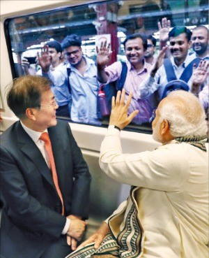 문재인 대통령이 9일 나렌드라 모디 인도 총리의 전격 제안으로 삼성전자 휴대폰 공장까지 지하철로 이동하고 있다. /연합뉴스 
