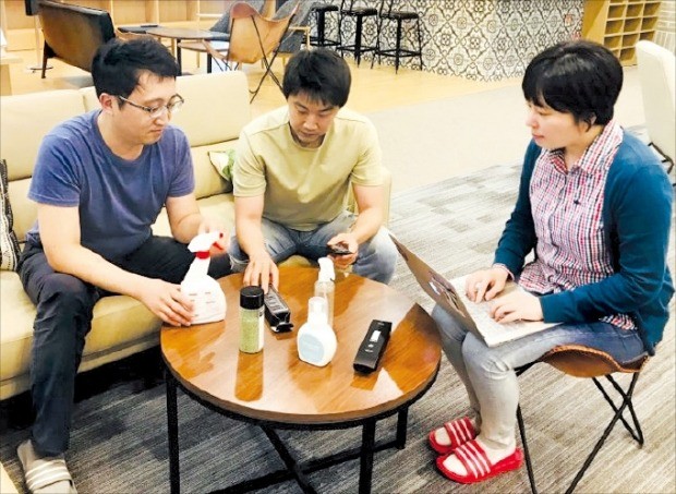 홍한종(왼쪽), 이참(가운데) 단골공장 공동 대표가 중소기업에서 만든 제품의 기획 방향에 대해 논의하고 있다. /단골공장 제공 