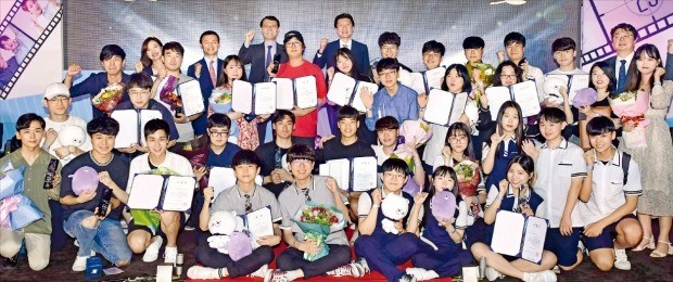 ‘제4회 신한은행 29초영화제’ 시상식이 열린 11일 서울 중림동 한국경제신문사 다산홀에서 위성호 신한은행장(맨 뒷줄 왼쪽 세 번째)과 김기웅 한국경제신문 사장(네 번째)이 수상자들을 격려하며 기념촬영을 하고 있다. /김영우 기자 youngwoo@hankyung.com 