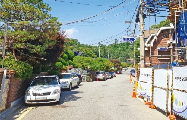 서울 서초구 방배2동 남태령 전원마을 곳곳에서 단독주택을 허물고 다가구주택 등을 짓는 공사가 한창이다. /민경진 기자 