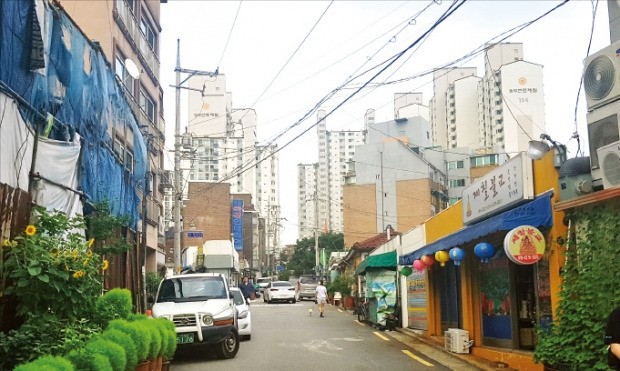 지난 11일 재개발조합 설립 인가를 받은 서울 청량리8구역 주택가.  /허란 기자 