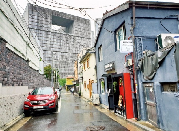 서울 용산구 한강로2가에 아모레퍼시픽 신사옥이 들어서면서 인근 이면도로에 식당과 카페가 속속 생겨나고 있다. /민경진 기자 