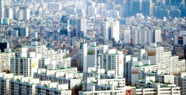 한동안 주춤했던 서울 아파트값이 다시 들썩이고 있다. 지난 13주간 집값 하락세를 타다가 지난주 0.04% 오르며 상승세로 돌아선 송파구의 아파트 밀집지역. 