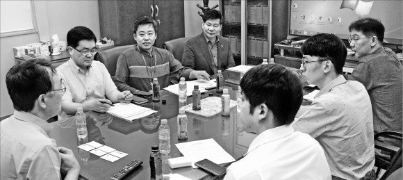 기획재정부 등 부처 관계자와 중소기업 대표들이 19일 대전 연구개발특구진흥재단에서 규제 혁파를 주제로 회의하고 있다. /기재부 제공 
