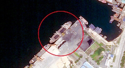지난 16일 북한 원산항을 촬영한 위성사진에 90m 길이의 한 선박이 석탄 적재작업을 위해 노란색 크레인 옆에 정박해 있는 모습이 관측됐다. /VOA 홈페이지 캡처 