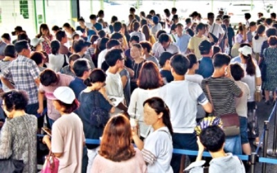 10여년 만에 철산동 새 아파트… 불볕더위에도 예비청약자 '북적'