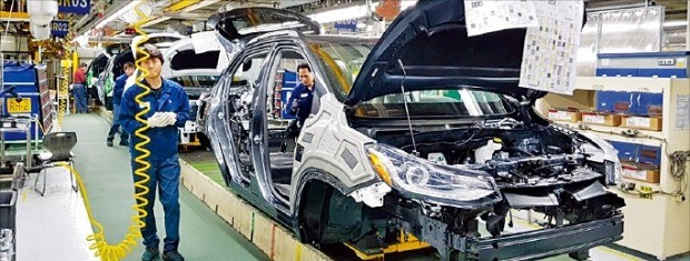한국GM 인천 부평 공장 직원들이 소형 스포츠유틸리티차량(SUV) 모델인 트랙스를 조립하고 있다. /한국GM 제공 