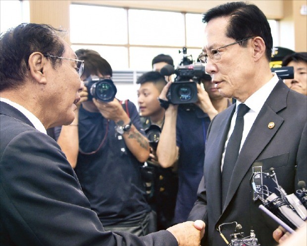 ‘짜증’ 발언으로 ‘마린온’ 유족 항의 받는 송영무 장관 