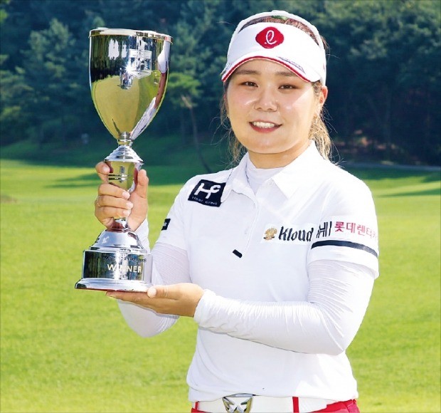 이소영이 22일 경기 여주시 솔로모CC에서 열린 MY문영 퀸즈파크 챔피언십 2018에서 18언더파로 우승한 뒤 트로피를 들어보이고 있다. /KLPGA  제공 