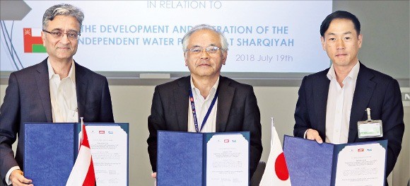 히토시 기타가와 JGC 인프라부문장(가운데)과 자이안타 오만 UIDC 사업개발부문장(왼쪽), 박인원 두산중공업 부사장이 지난 19일 일본 요코하마 JGC 본사에서 오만 샤르키아 해수담수화 플랜트 EPC 공사 계약을 체결했다. /두산중공업 제공 