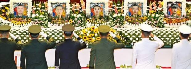 23일 오전 경북 포항 해병대 1사단 도솔관에서 마린온 헬기사고로 순직한 해병대 장병 5명에 대한 합동영결식이 해병대장으로 열렸다. 군 관계자들이 순직 장병에게 마지막 경례를 하고 있다. /연합뉴스 