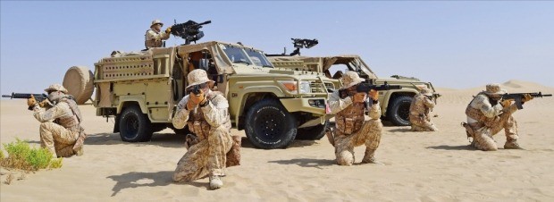 아랍에미리트에 파병된 아크부대 병사들이 첨단 ‘워리어 플랫폼’을 착용한 상태에서 사막 전술훈련을 하고 있다. /아크부대 제공 