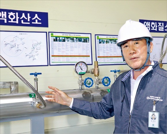 심승일 회장이 경기 화성시에 신축한 삼정바이오솔루션 공장에서 산업용 고압가스에 대해 설명하고 있다. 
