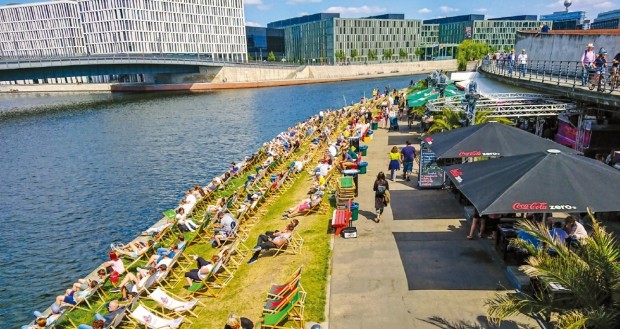 베를린 도심을 관통하는 슈프레 강변에서 여유로운 한때를 보내는 베를린 시민들. 
