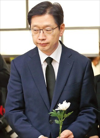 김경수 경남지사가 25일 서울 신촌세브란스병원 장례식장에 마련된 노회찬 정의당 원내대표의 빈소를 찾아 조문하고 있다. /연합뉴스 