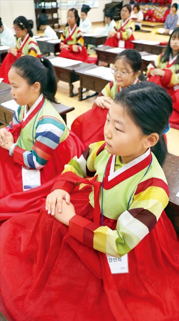 전통예절 배우는 초등학생들 