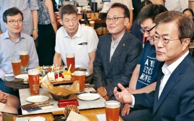 "최저임금보다 못벌어 식당 물려줄 생각 접어"… 문재인 대통령에 쏟아진 하소연