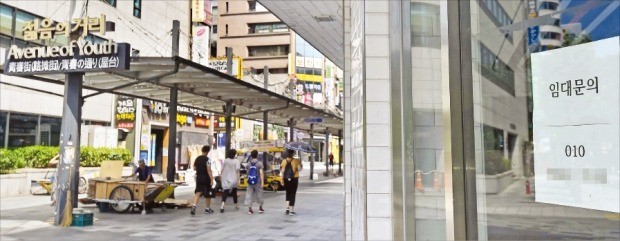 < ‘임대’ 전단 붙은 ‘젊음의 거리’ > 서울 강북의 핵심 상권인 종로 ‘젊음의 거리’도 급격한 최저임금 인상의 직격탄을 피해가지 못했다. 29일 젊음의 거리에 있는 한 건물에 임차인을 구하는 종이가 붙어 있다. /김범준 기자 bjk07@hankyung.com