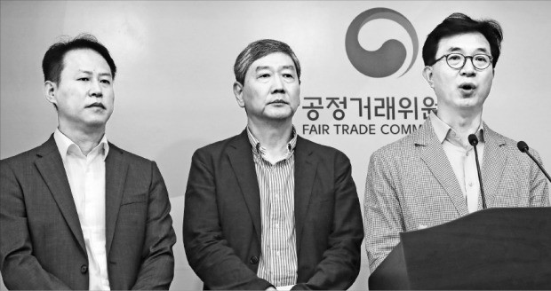 공정거래법 전면개편 특별위원회는 벤처업계와 대기업이 요구해온 ‘기업주도형 벤처캐피털(CVC)’ 설립을 허용해선 안 된다는 내용의 권고안을 29일 공정거래위원회에 전달했다. 이봉의 서울대 법학전문대학원 교수(왼쪽부터), 유진수 숙명여대 경제학부 교수, 이황 고려대 법학전문대학원 교수 등 특위 위원들이 지난 27일 정부세종청사에서 사전 브리핑을 하고 있다. /연합뉴스 