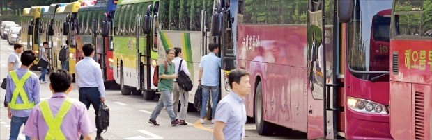 주 52시간 근무제 시행 이후  LG그룹 주요 계열사의 퇴근 시간은 오후 6시에서 오후 5시30분으로 앞당겨졌다. 퇴근 버스 출발시간도 오후 7시에서 오후 6시 20분으로 조정됐다. 서울 여의도  LG트윈타워에 근무하는 계열사 직원들이 퇴근 버스로 향하고 있다. /김영우 기자 youngwoo@hankyung.com 