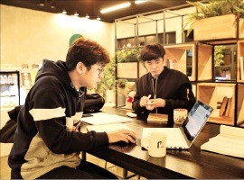 현대그린푸드가 운영을 돕고 있는 경북 칠곡의 ‘더3섹터카페’에서 청년 기업가들이 매뉴얼을 점검하고 있다.  /경북사회적기업종합상사 제공    