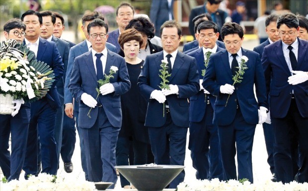 < 盧 前 대통령 묘소 참배 > 김병준 자유한국당 혁신비상대책위원장(앞줄 가운데)과 주요 당직자들이 30일 경남 김해 봉하마을을 방문, 노무현 전 대통령 묘소를 찾아 참배하고 있다. 김 위원장은 방명록에 ‘모두, 다 함께 잘사는 나라’라고 썼다. 김 위원장 왼쪽은 홍철호 비서실장, 오른쪽은 김용태 사무총장.  /연합뉴스 