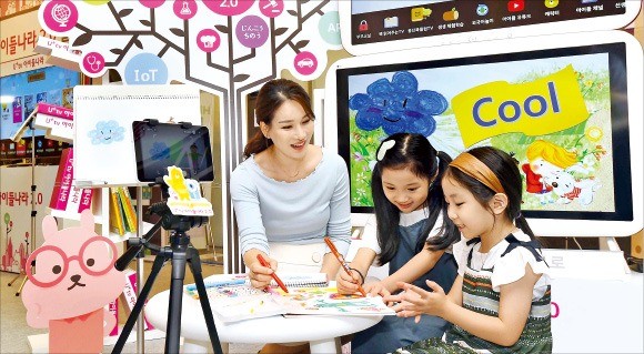 LG유플러스는 31일 서울 용산 사옥에서 증강현실(AR), 인공지능(AI)을 결합한 유아용 IPTV 서비스 ‘아이들나라 2.0’을 공개했다.  /김범준 기자 bjk07@hankyung.com 
