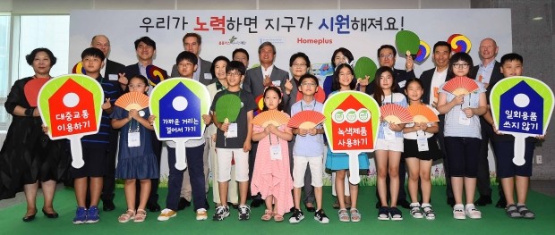 15일 서울 여의도 국회의원회관에서 열린 '2018 e파란 어린이 환경그림대회' 시상식에서 임일순 홈플러스 사장, 김재범 유엔환경계획 한국협회 총장, 한정애 국회의원, 남재철 기상청장, 슈테만 아우어 독일대사 등 관계자들이 어린이들과 '지구를 살리자'는 의미로 대형 부채를 들고 기념촬영을 하고 있다./김범준기자bjk07@hankyung.com