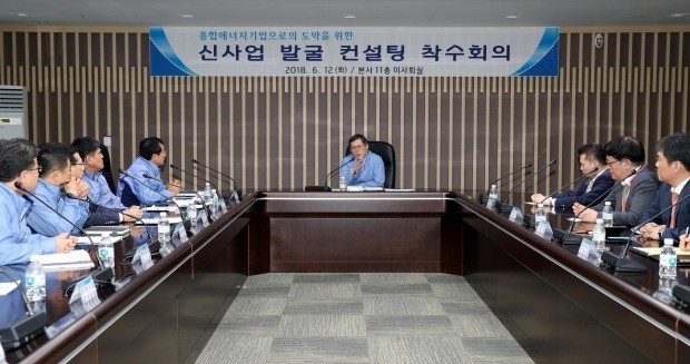 정재훈 한국수력원자력 사장이 지난달 경북 경주 본사에서 ‘신사업 발굴 컨설팅 착수회의’를 주재하고 있다. 한수원 제공
