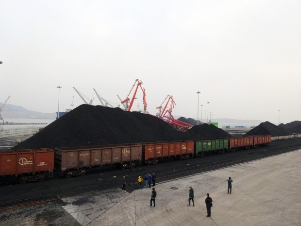  2015년 북한 나진항에서 석탄을 선적하는 모습. 통일부 제공