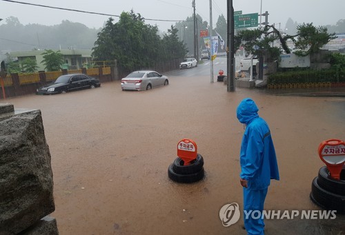 "학교·주차장도 잠겼다"…보성, 시간당 최대 80㎜ '물바다'