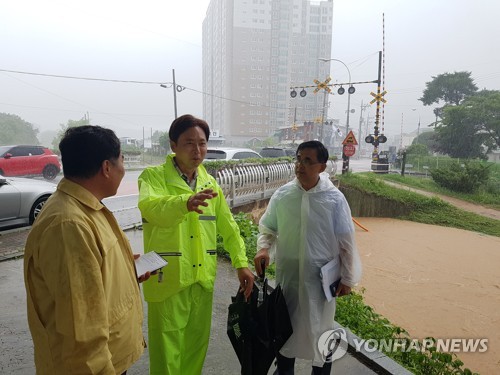 "학교·주차장도 잠겼다"…보성, 시간당 최대 80㎜ '물바다'