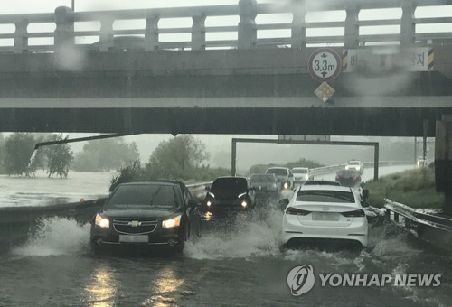 하늘·땅·뱃길 끊겼다… 서해·남해안 사흘간 최고 300㎜