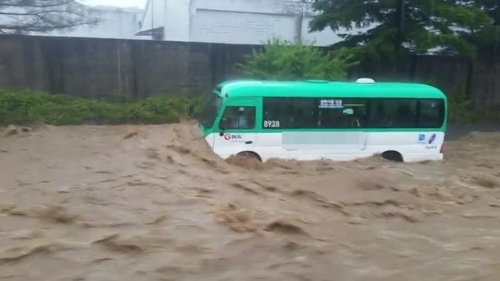 '호우경보' 용인서 버스 한때 고립… "인명피해 없어"