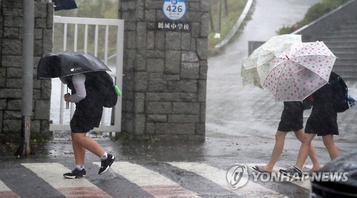 '태풍 영향' 경남 일부 학교 단축수업·등교시간 늦춰