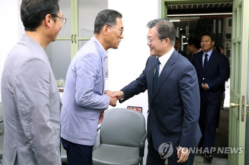 문 대통령, 양대 노총위원장에 "의견 달라도 대화는 계속해야"