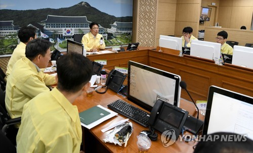 점퍼차림 현장 뛰고, 김밥 먹으며 회의…경북지사 탈권위 행보